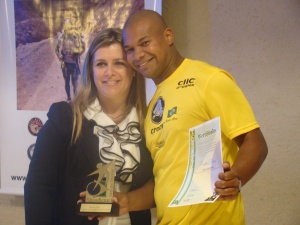 Monica Riva entrega troféu a Carlos Dias